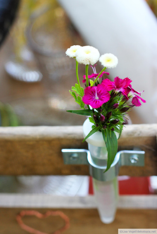 Mini-Vase mit Blümchen : Deko für Fahrradkorb aus Weinkiste http://www.dekotopia.net/zeit-fuer-ein-picknick-yeah/