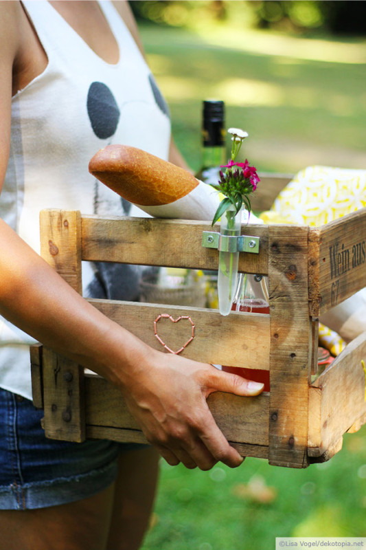 Picknick  Baue aus einer Weinkiste einen Fahrradkorb, der sich zum kleinen Tisch umwandeln lässt! Das Holz ist bestickt und es gibt sogar eine kleine Vase für Blümchen http://www.dekotopia.net/zeit-fuer-ein-picknick-yeah/