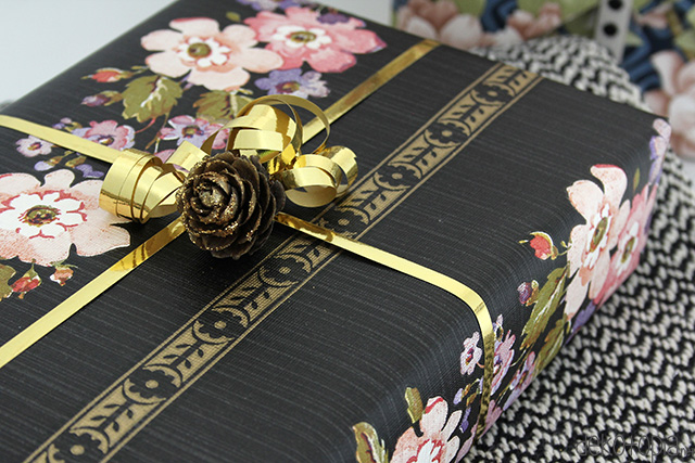 Verpacke Geschenke in schöner Tapete mit Blümchenmuster