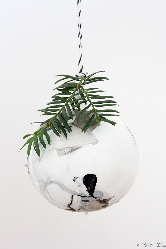 DIY Anleitung: Christbaumkugeln marmorieren mit Nagellack