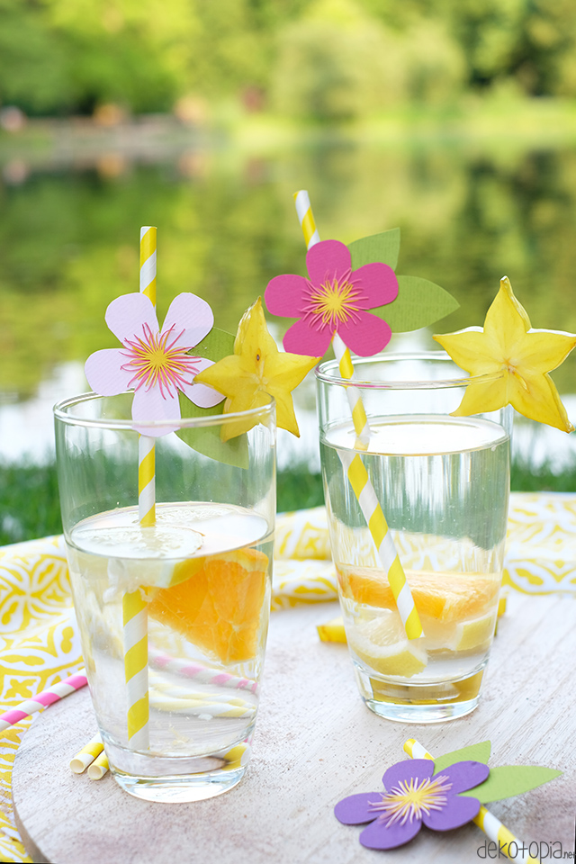 DIY Anleitung: tropische Trinkhalmtopper mit Papierblüte selber machen