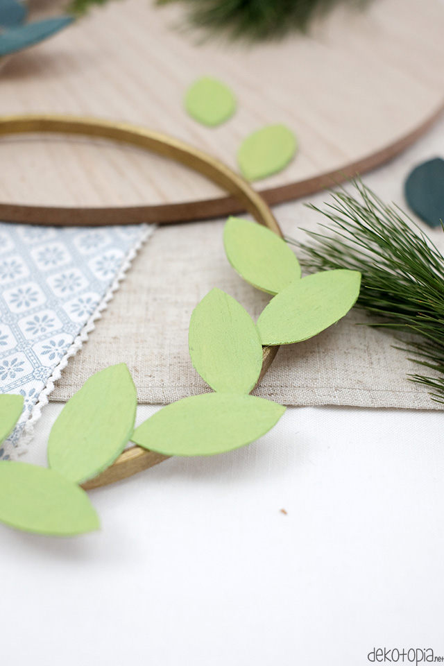 DIY Anleitung: festliche Kränze mit Blättern aus Balsaholz selber machen