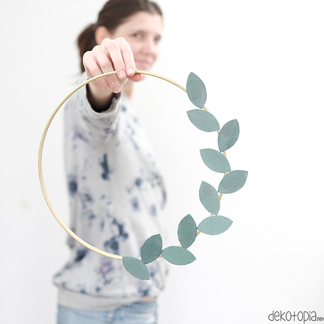 DIY Anleitung: festliche Kränze mit Blättern aus Balsaholz selber machen