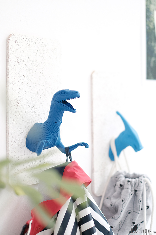 DIY Anleitung: Dino Wandhaken aus altem Spielzeug und Sprühfarbe