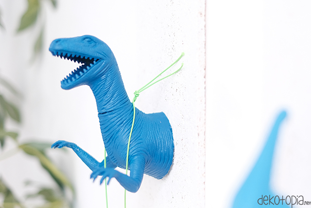 DIY Anleitung: Dino Wandhaken aus altem Spielzeug und Sprühfarbe