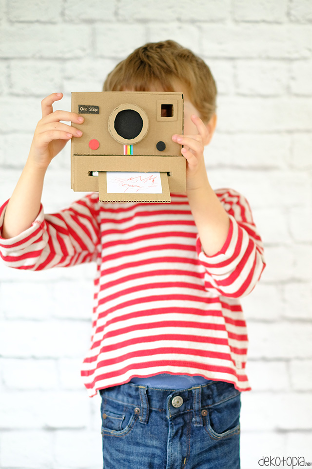 Bastel eine coole retro Polaroid Kamera aus Pappkarton - für weniger als 1 Euro! Dieses Upcycling Projekt ist toll für Kinder oder als Geschenkidee