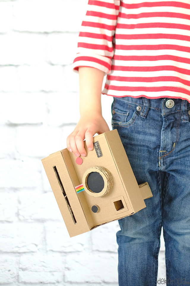 Bastel eine coole retro Polaroid Kamera aus Pappkarton - für weniger als 1 Euro! Dieses Upcycling Projekt ist toll für Kinder oder als Geschenkidee