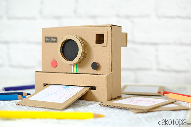 Bastel eine coole retro Polaroid Kamera aus Pappkarton - für weniger als 1 Euro! Dieses Upcycling Projekt ist toll für Kinder oder als Geschenkidee