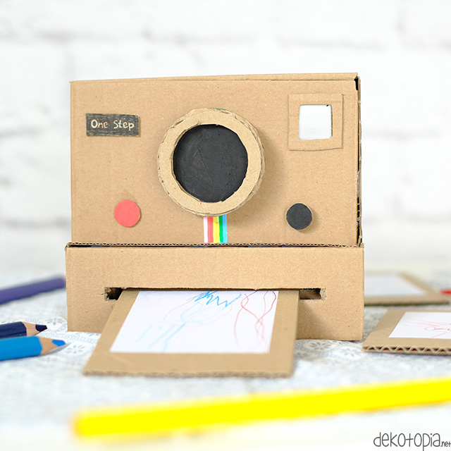 Bastel eine coole retro Polaroid Kamera aus Pappkarton - für weniger als 1 Euro! Dieses Upcycling Projekt ist toll für Kinder oder als Geschenkidee