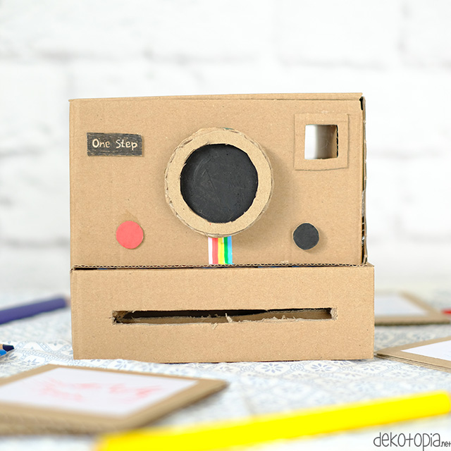 Bastel eine coole retro Polaroid Kamera aus Pappkarton - für weniger als 1 Euro! Dieses Upcycling Projekt ist toll für Kinder oder als Geschenkidee