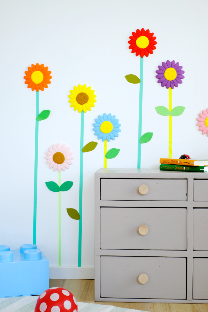 Frühlingsdeko im Kinderzimmer: Wanddeko mit Styroporblumen.