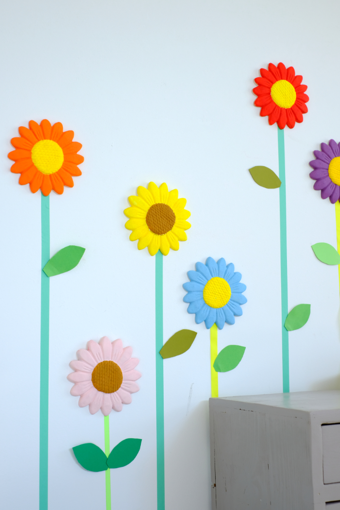 Frühlingsdeko im Kinderzimmer: Wanddeko mit Styroporblumen.