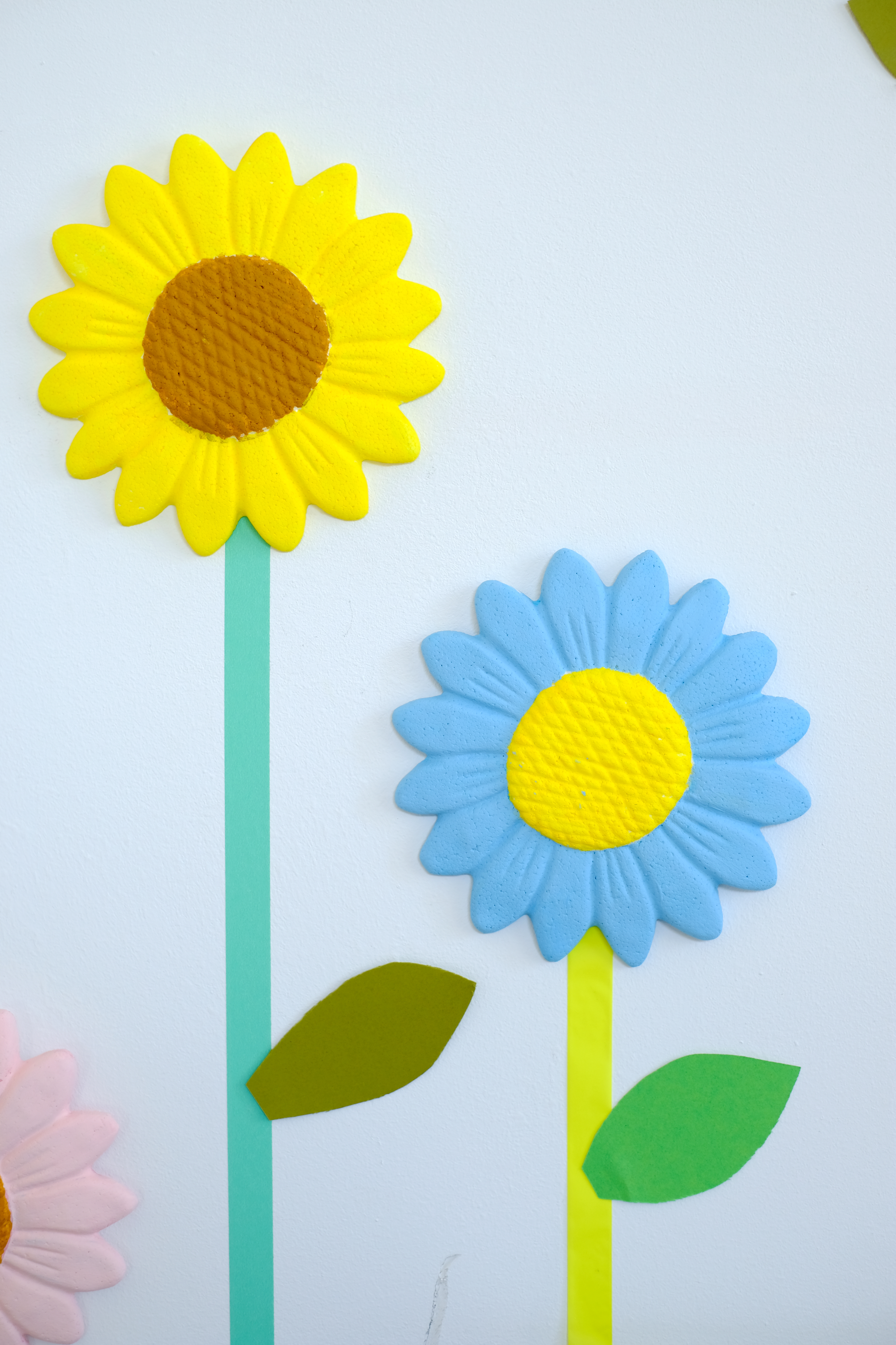 Frühlingsdeko im Kinderzimmer: Wanddeko mit Styroporblumen.